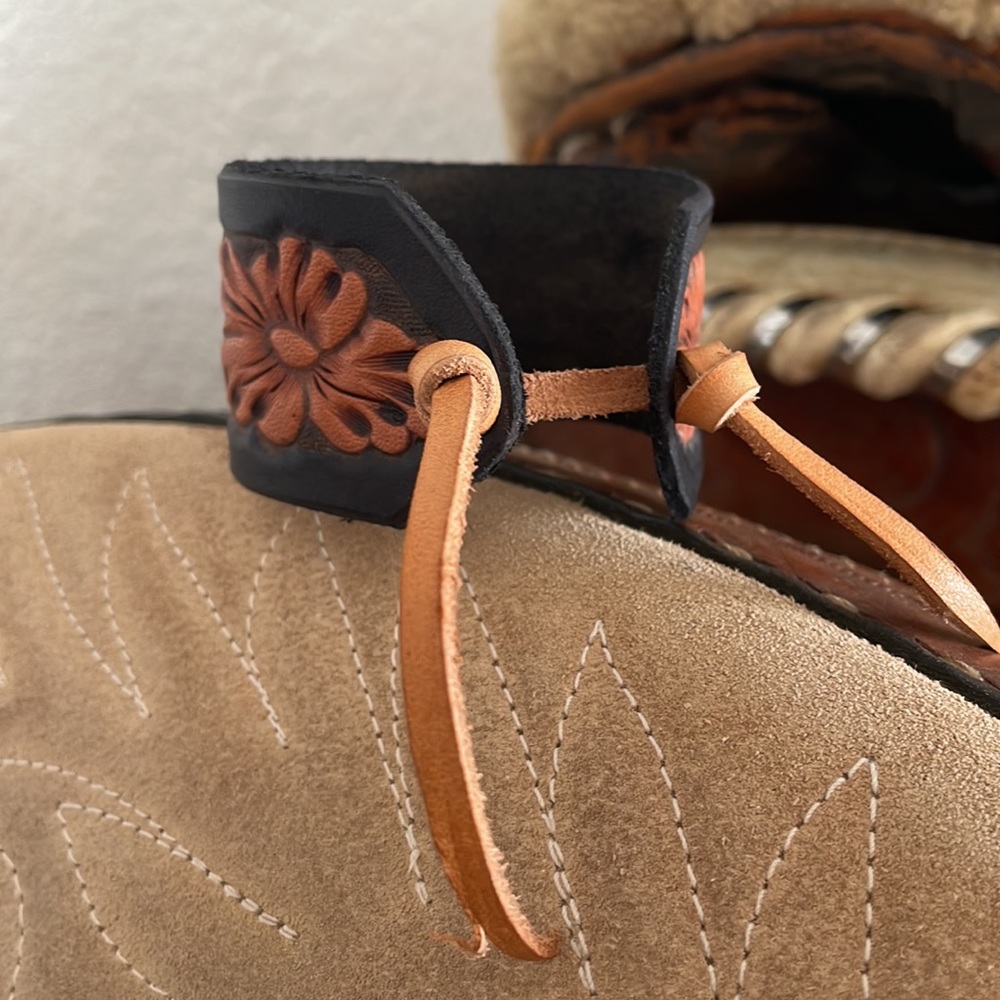 Handmade Leather Tooled Bracelet - Picture 4 of 4